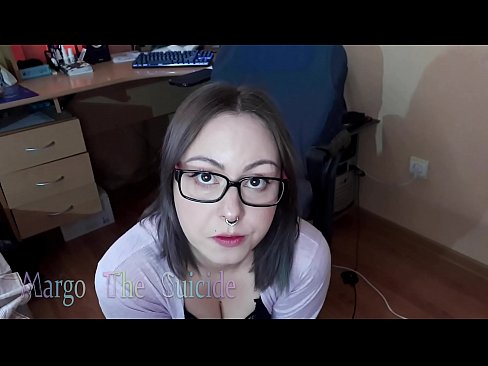 ❤️ Секси девојка со наочари длабоко го цица дилдото на камерата ❤ Ебате кај нас ❌